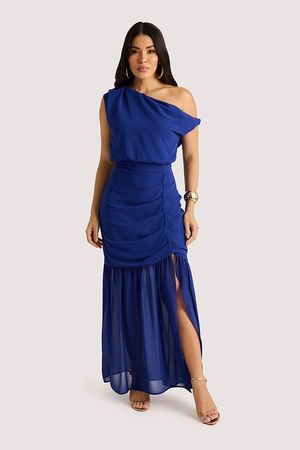 Vestido Plano Com Blusa Assimetrica E Saia De Fenda