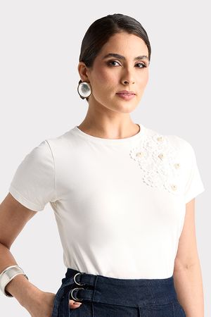 Blusa Tshirt Off Com Flores De Bico Aplicadas