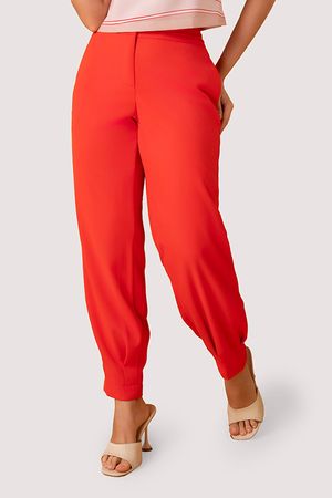 Calca Alfaiataria Com Detalhe De Pregas No Cos